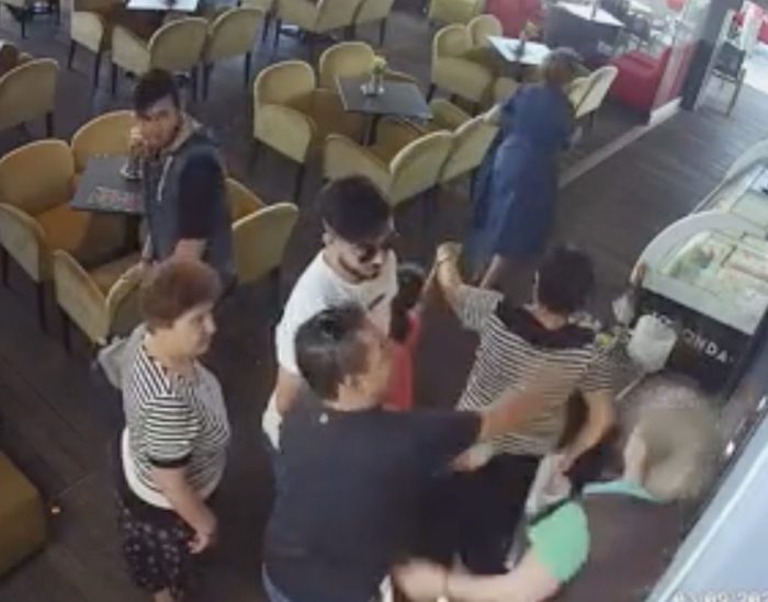 Καβάλα: Εικόνες-ντροπή σε καφετέρια – Χαστούκισε τη σερβιτόρα γιατί άργησε ο καφές του