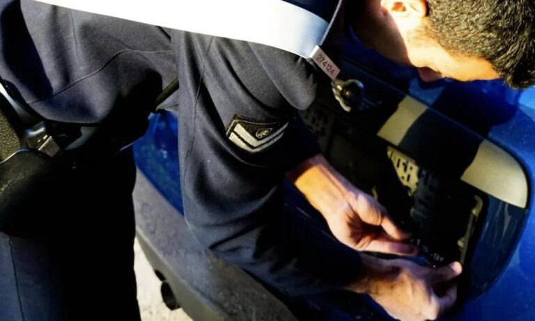 Τέλος η αφαίρεση πινακίδων και άδειας