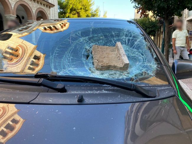 Αγρίνιο: Κομμάτια από τσιμέντο και σοβάδες έπεσαν σε παρμπρίζ σταθμευμένου αυτοκινήτου