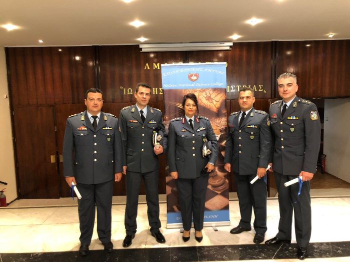 Ο Αλέξης Αντωνίου (Διοικητής Τροχαίας Αγρινίου)  στους αποφοίτους μεταπτυχιακού στις «Αμυντικές & Στρατηγικές Σπουδές»