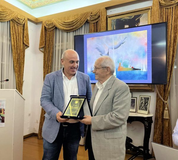 Τιμήθηκε ο ναυπάκτιος ζωγράφος Γιάννης Αρτινόπουλος