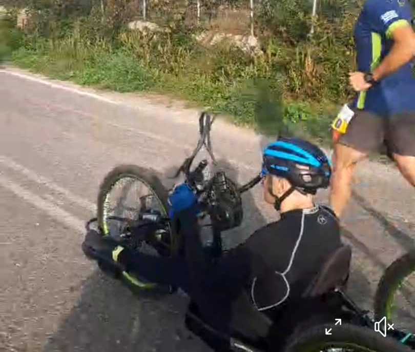 Ο Παναγιώτης απέσπασε το πιο δυνατό χειροκρότημα του κόσμου – Στον  Ημιμαραθώνιο με αμαξίδιο (βιντεο)
