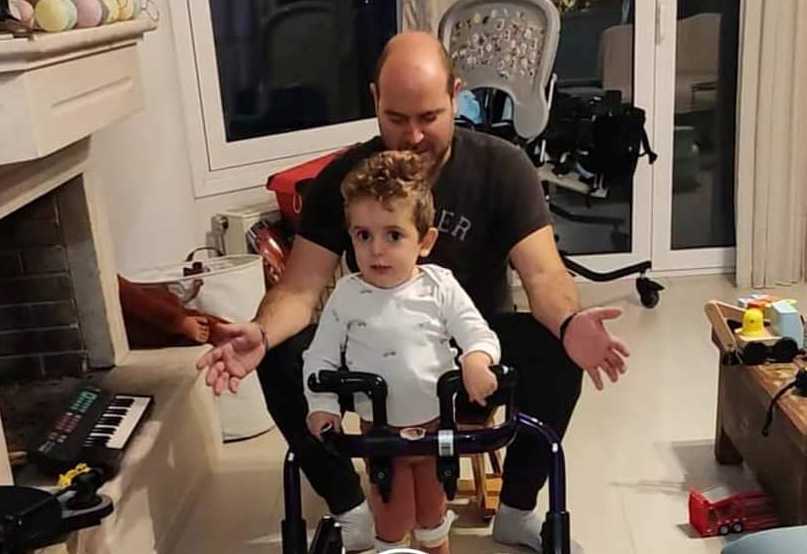 Αστακός: Δάκρυα χαράς με τα πρώτα βήματα του Παναγιώτη Ραφαήλ