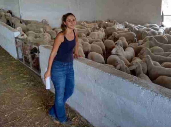 Από ηθοποιός στο Λονδίνο έγινε κτηνοτρόφος στο Αιτωλικό και.. άλλαξε τη ζωή της