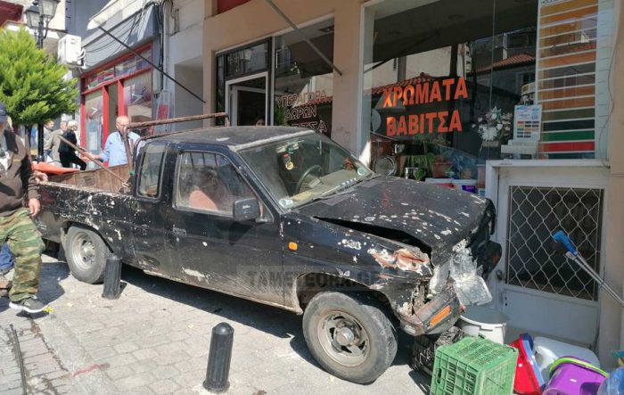 Καλαμπάκα: Κόλλησε το γκάζι και πήρε «σβάρνα» τρεις ανθρώπους