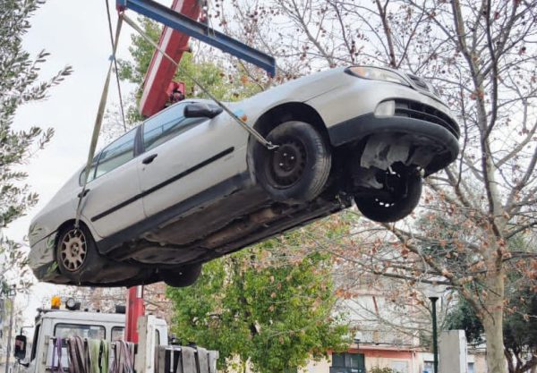 Ο Δήμος Αγρινίου απομακρύνει τα εγκαταλελειμμένα οχήματα από τους δρόμους