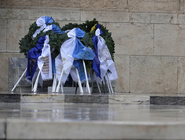 Εξοργιστική καταγγελία: Διευθυντής σχολείου ζήτησε 50 ευρώ από μετανάστες γονείς για το στεφάνι που θα κατέθετε το παιδί τους