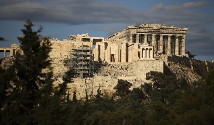 Συναγερμός στην Ακρόπολη: Γυναίκα έπεσε από τα βράχια