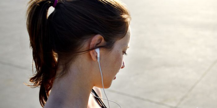 Ένα δισεκατομμύριο νέοι κινδυνεύουν με απώλεια ακοής λόγω ακουστικών και δυνατής μουσικής