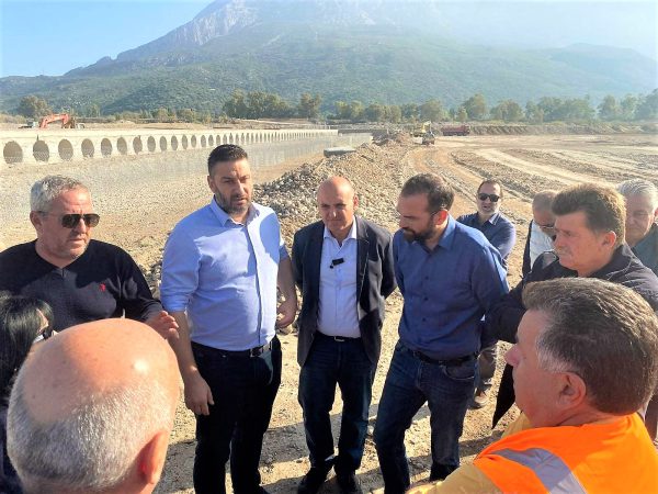 Με πυρετώδεις ρυθμούς συνεχίζονται οι εργασίες για τη νέα προσωρινή γέφυρα στον Εύηνο