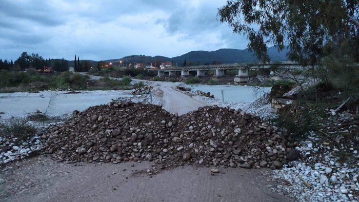 Έκλεισε η κυκλοφορία από την πρόχειρη γέφυρα του Ευήνου λόγω κακοκαιρίας