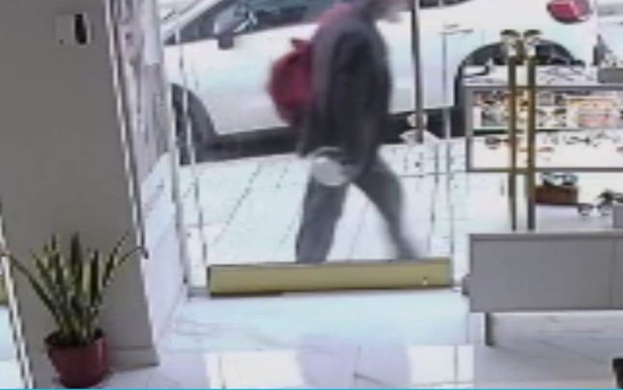 Κλέφτης στο κέντρο του Αγρινίου: Τι τον έπιασε να κλέβει η κάμερα καταστήματος!