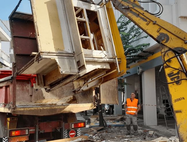 Αγρίνιο: Απομακρύνθηκε το περίπτερο που βρίσκονταν στην οδό Παπαϊωάννου
