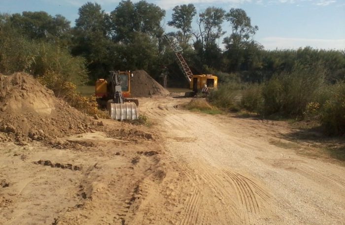 Τρεις συλλήψεις για παράνομη αμμοληψία στην Επαρχιακή Οδό Ναυπάκτου -Θέρμου