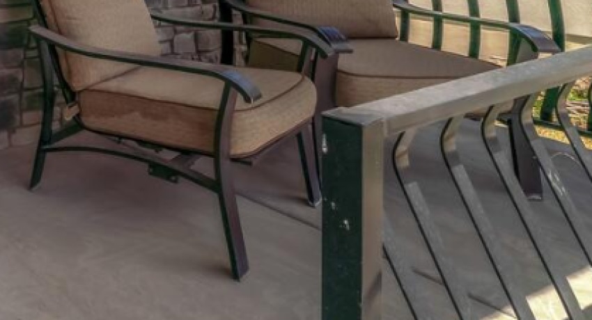 Δυτική Ελλάδα: Πιάστηκε στα «πράσα» να προσπαθεί να κλέψει καρέκλες από βεράντα