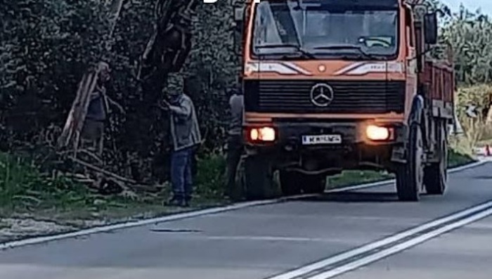 Απίστευτο τροχαίο στην Τραγάνα Αγρινίου- ιχ έκοψε κολώνα της ΔΕΗ (φωτο)