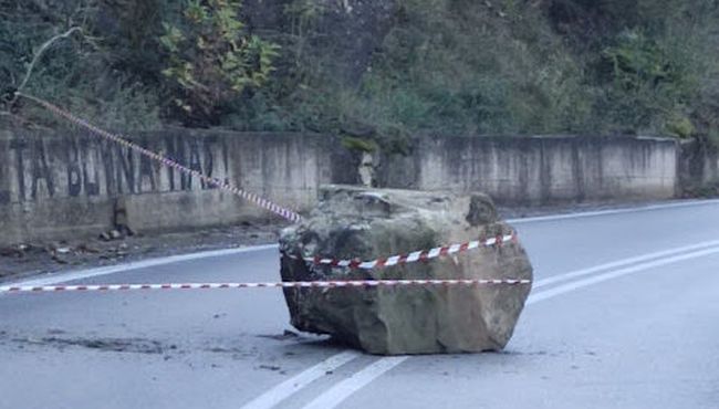 Πτώση βράχου στο 19ο χιλ. Αγρινίου – Καρπενησίου