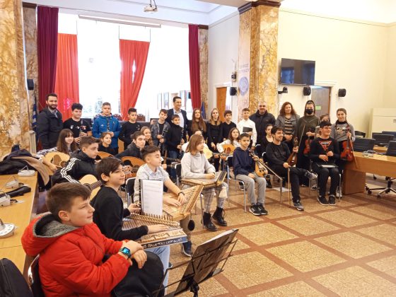 Έψαλλαν κάλαντα από την Κρήτη και στη νοηματική γλώσσα στο Δήμαρχο Αγρινίου