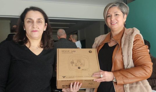 Παράδοση απινιδωτή στο Κοινωνικό Ιατρείο του δήμου Αγρινίου από την ΠΕΔ Δυτικής Ελλάδας
