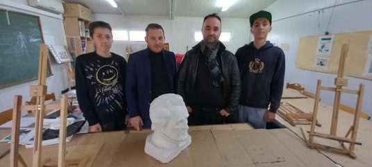 Διάθεση προτομής από γλύπτη Ευάγγελο Τύμπα στο Καλλιτεχνικό Γυμνάσιο Μεσολογγίου