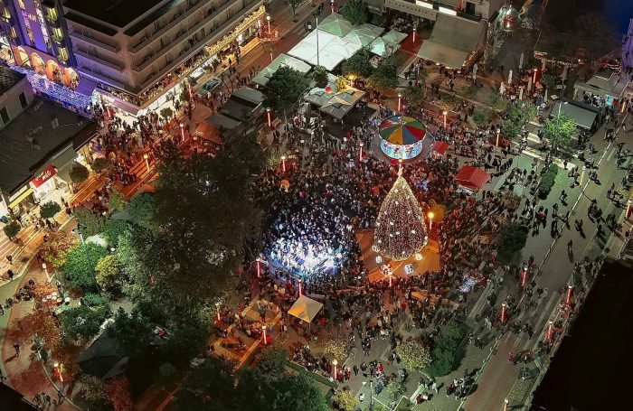 Σε χριστουγεννιάτικα χρώματα το Αγρίνιο- Φωταγωγήθηκε το δέντρο στην πλατεία