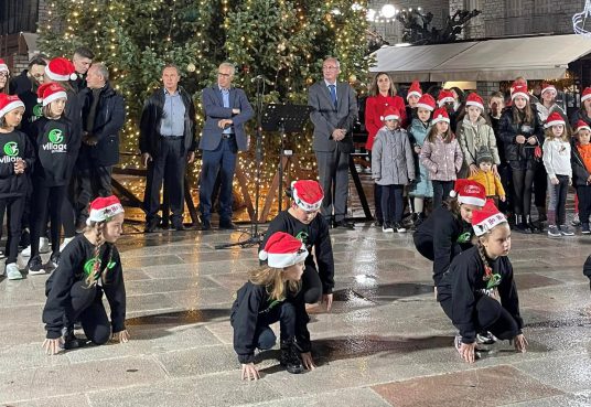 Πλήθος κόσμου στη μεγάλη γιορτή στο Θέρμο για τη φωταγώγηση του Χριστουγεννιάτικου δέντρου