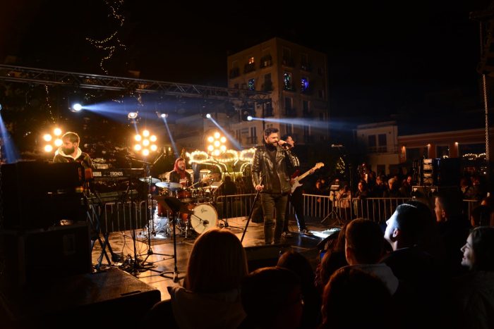 Κατάμεστη η κεντρική πλατεία του Μεσολογγίου στη συναυλία των Alcatrash!