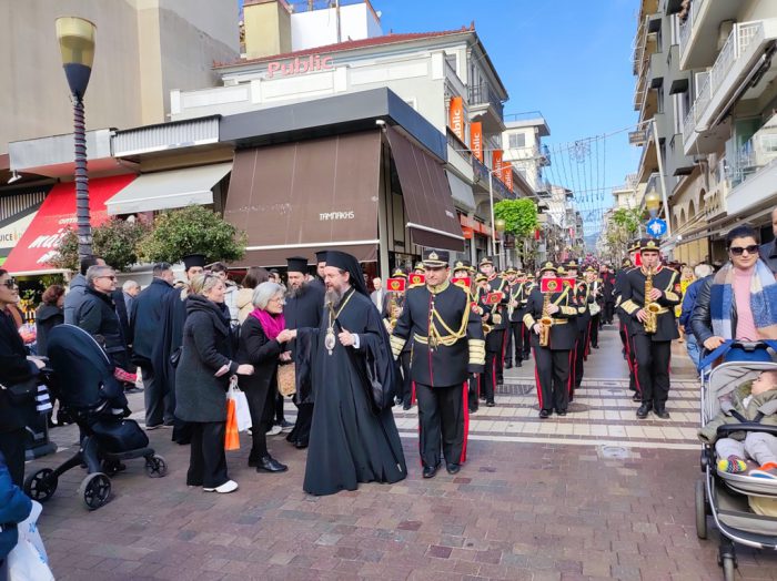 Ο Μητροπολίτης στο κέντρο του Αγρινίου για ευχές με τον κόσμο-Έκοψε βασιλόπιτα σε Μεσολόγγι και Αγρίνιο