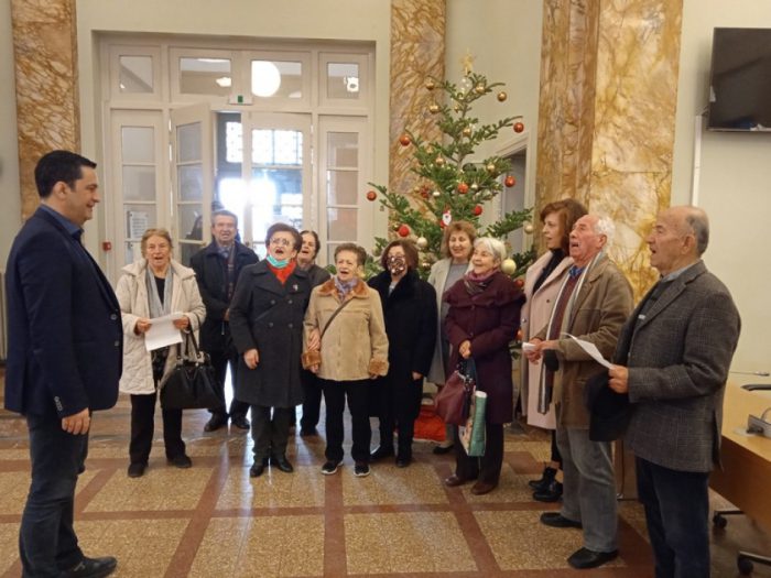 Μέλη και εργαζόμενοι του ΚΑΠΗ έψαλαν τα κάλαντα στο Δήμαρχο Αγρινίου