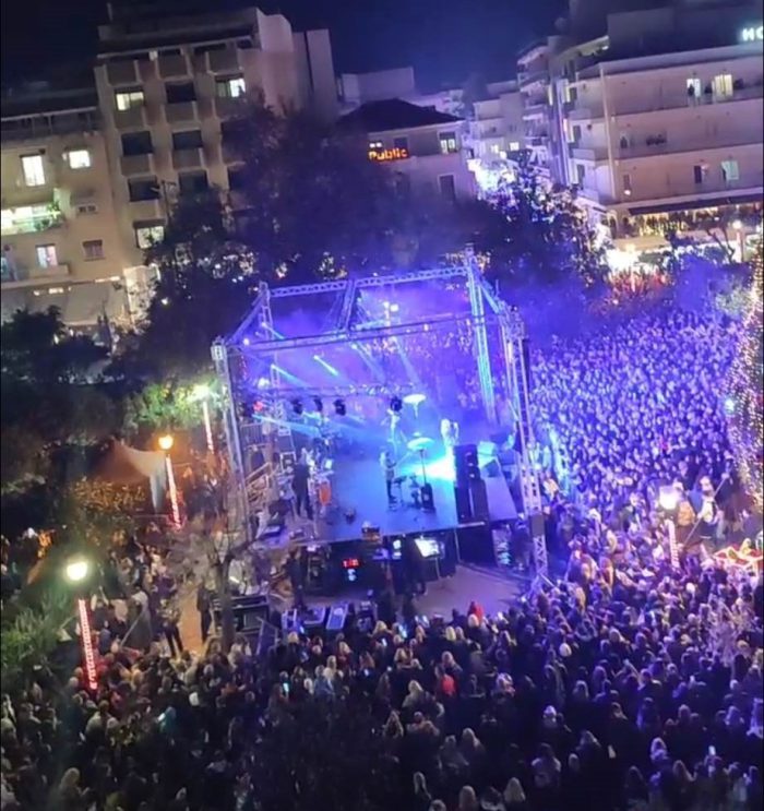 Συναυλία της Δεσποινας Βανδη στο Αγρίνιο-Κατέκλεισαν την πλατεία μικροί και μεγάλοι!