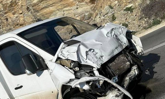 Νεκρός 53χρονος οδηγός μετά από σύγκρουση ΙΧ με φορτηγό (ΦΩΤΟ)