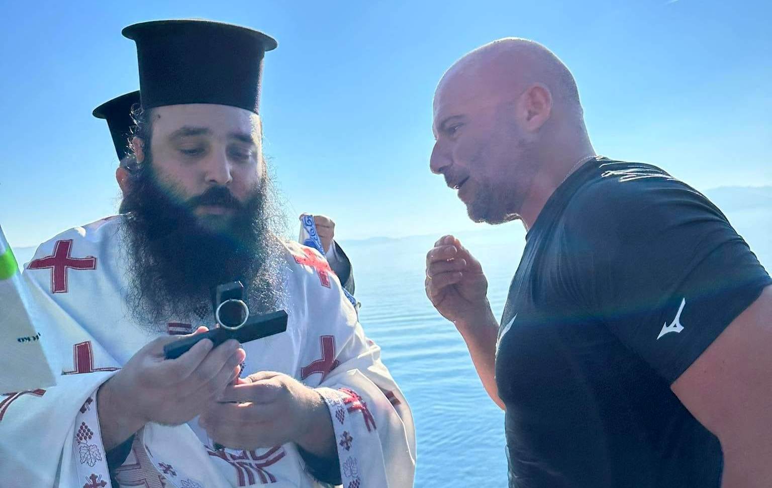 Θεοφάνεια:Πλήθος κόσμου στην Παραβόλα και στη ρίψη του Τιμίου Σταυρού στη Λίμνη Τριχωνίδα