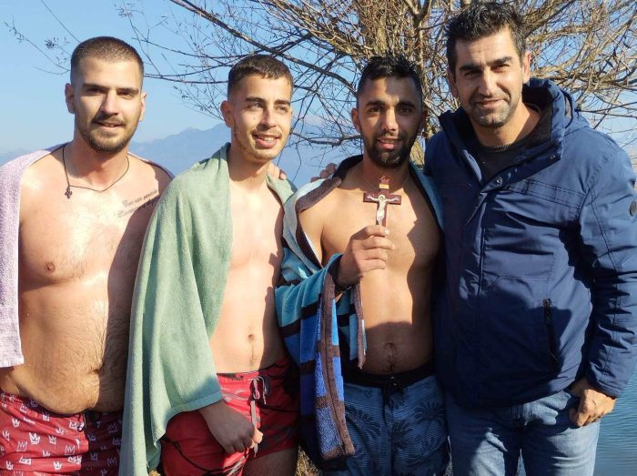 Βουζιά Ματαράγκας: “Τολμηροί” κολυμβητές  έπεσαν στα παγωμένα νερά για να ανασύρουν τον Τίμιο Σταυρό