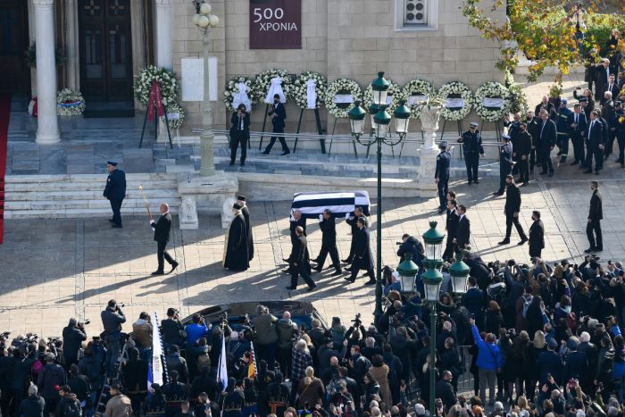 Κηδεία του τέως: Στις 12 η εξόδιος ακολουθία – LIVE εικόνα