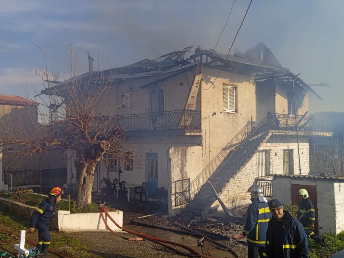 Μεγάλη φωτιά σε σπίτι στη Λεπενού Αγρινίου