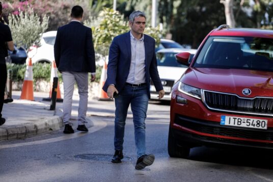 Μήνυση Κ. Καραγκούνη στα όσα δημοσιεύτηκαν στο Διαδίκτυο και τον θέλουν να έχει σχέσεις με τον Ηλία Μίχο