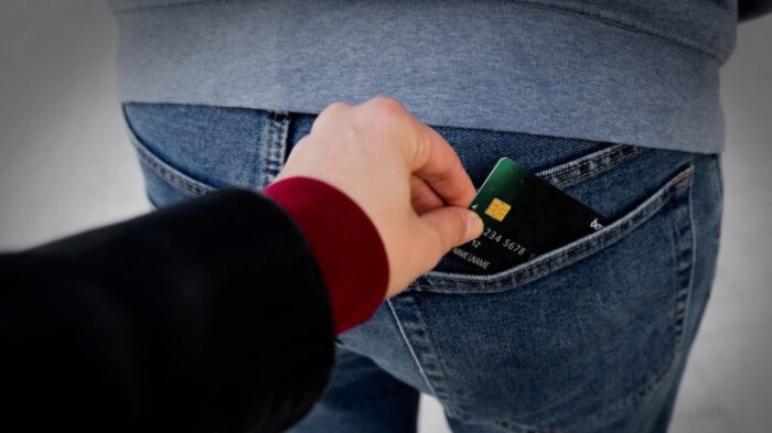 Αγρίνιο: 29χρονη με μια ανήλικη έκαναν αγορές με κλεμμένη κάρτα