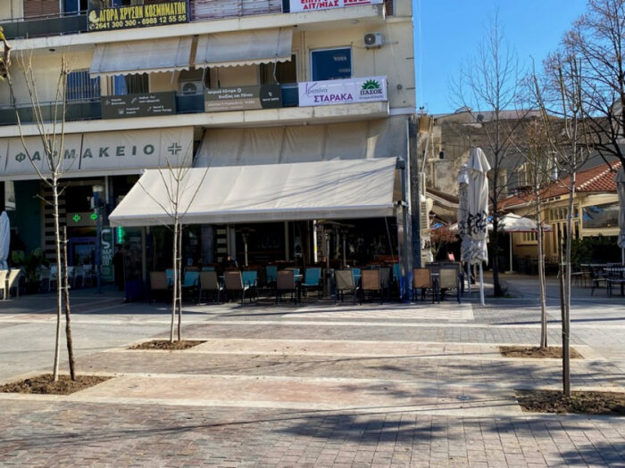 Αγρίνιο: Κόπηκαν 10 δέντρα από την πλατεία και έγινε άμεση αντικατάστασή τους