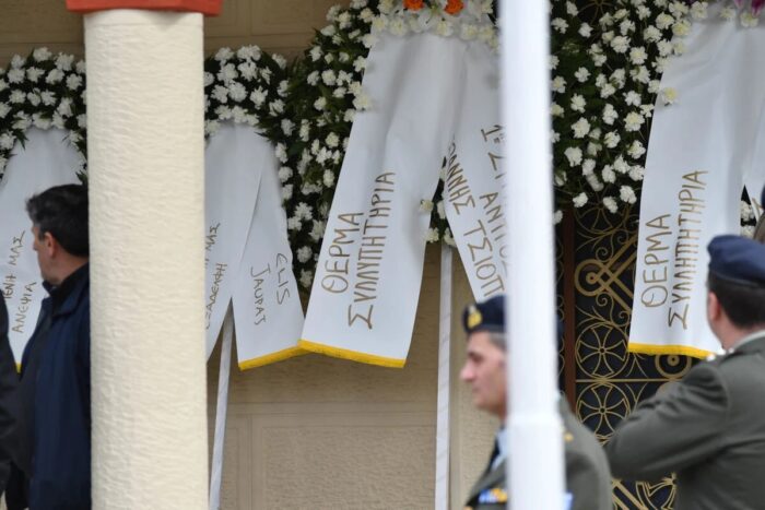 Τέμπη: Ραγίζουν καρδιές στο τελευταίο αντίο στην φοιτήτρια ιατρικής – Στρατιωτικό άγημα στη Λάρισα