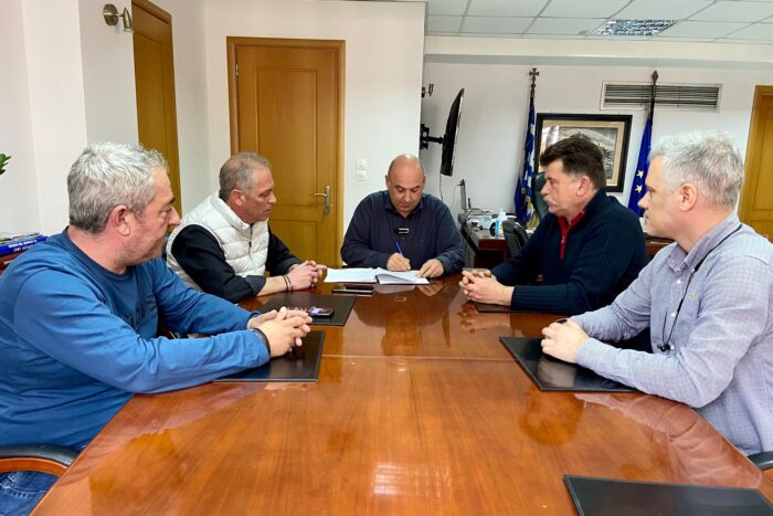 Ο Δήμαρχος Β.Γκίζας υπέγραψε τη σύμβαση για την πλατεία του Γαλατά