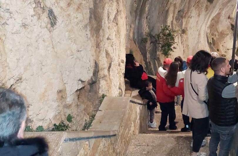 ΙΜ Αγίας Ελεούσας: Προσκυνητές ένιωσαν αδιαθεσία και χρειάστηκαν πρώτες βοήθειες!