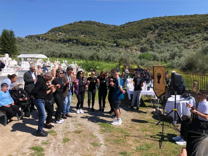 Αναβίωσε το ταφικό έθιμο στο Ματσούκι Αγρινίου– Γεύμα και γλέντι στο κοιμητήριο, με τους νεκρούς