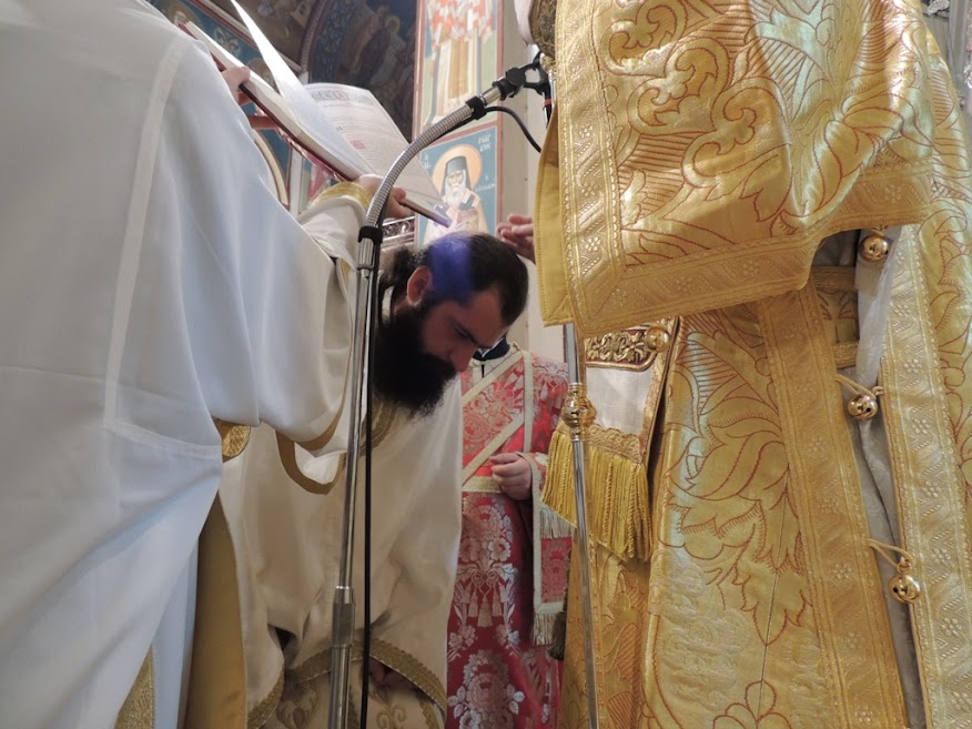 Αγρίνιο: Ο Μητροπολίτης απένειμε το οφφίκιο του οικονόμου στον π. Φώτιο Σοφρώνη