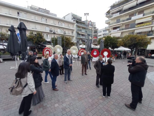 Αγρίνιο:ΚΚΕ_Κατάθεση στεφάνων στη μνήμη των 120 εκτελεσμένων