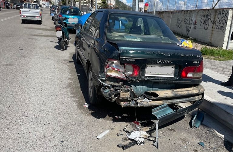 Αμφιλοχία: Τράκαρε παρκαρισμένο αυτοκίνητο και εξαφανίστηκε