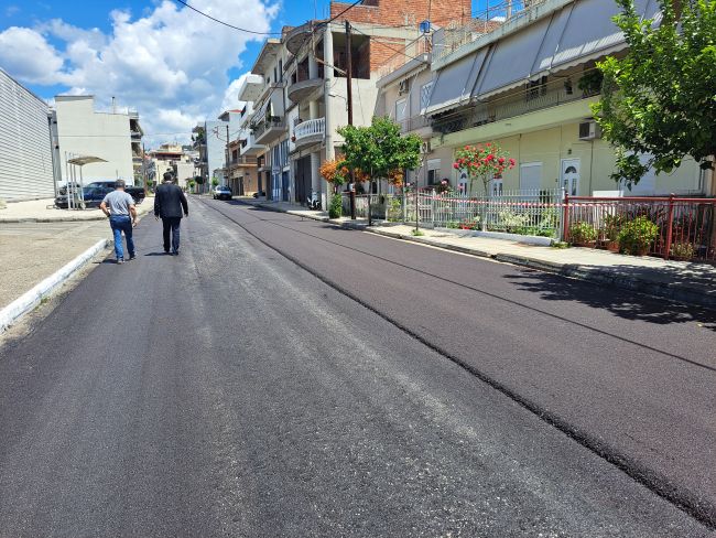 Ολοκληρώνονται οι εργασίες ασφαλτόστρωσης στην οδό Ελευθερίου Βενιζέλου, στον Άγιο Κωνσταντίνο