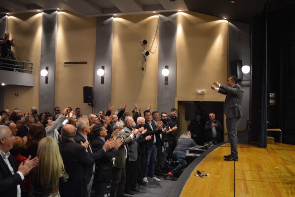 «Σείστηκε» το Παπαστράτειο Μέγαρο στο Αγρίνιο στην ομιλία του Δημήτρη Κωνσταντόπουλου