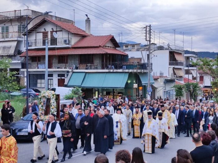 Με κατάνυξη η λιτανεία της εικόνας των ισαποστόλων Αγίων Κωνσταντίνου και Ελένης Αγρινίου