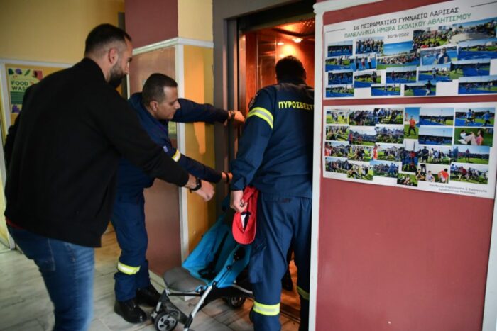 Πήγε να ψηφίσει και κλείστηκε στο ασανσέρ εκλογικού τμήματος