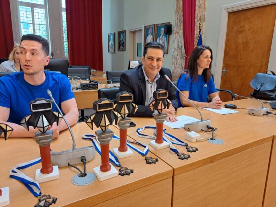 Ο Δήμαρχος Αγρινίου με μαθητές που διακρίθηκαν στην Ολυμπιάδα αθλητικής ρομποτικής